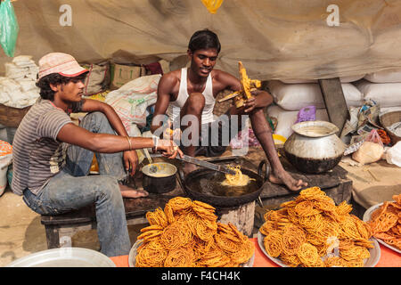 India, Odisha, Subarnapur District, Sonepur, Men preparing street food at Sonepur Cattle Fair Stock Photo