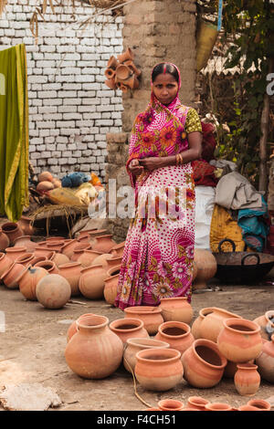 India, Odisha, Subarnapur District, Sonepur, Woman with pottery at Sonepur Cattle Fair Stock Photo