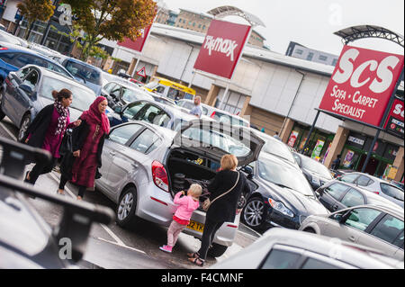 GV's , retail units and shoppers at Forster Square Retail Park, Bradford . A British Land PLC retail property. Stock Photo