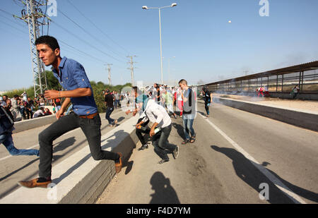 Erez, Gaza. 16th Oct, 2015. Palestinian evacuate a wounded photographer ...