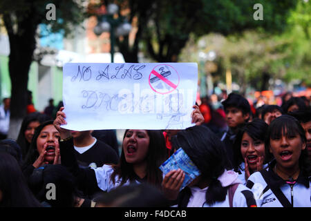 La Paz, Bolivia, 16th October 2015. A female student carries a placard saying 'No to Drugs' during a march through La Paz city centre warning of the dangers of drug use. The demonstration is organised every year by the police together with schools and colleges to educate and raise awareness about drugs and their dangers. Credit: James Brunker / Alamy Live News Stock Photo