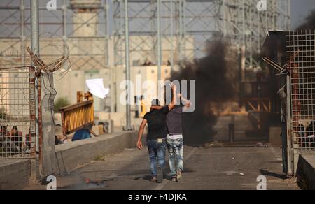 Erez, Gaza. 16th Oct, 2015. Palestinian evacuate a wounded photographer ...