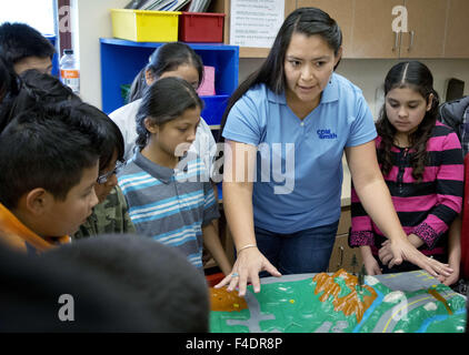 Albuquerque, NM, USA. 16th Oct, 2015. 101615.Rochelle Larson, an environmental engineer, talks to a group of 5th graders at Cochiti Elementary School, including Destini Oquinn, left of Larson, and Fatima Tena, right, in Pena Blanca about the impact of pollution on storm water, Friday, Oct. 16, 2015, in Pena Blanca, N.M. Larson, who volunteers to speak to students about once a year, hopes to inspire and motivate them to pursue careers in engineering. ''Especially the girls, '' Larson said. © Marla Brose/Albuquerque Journal/ZUMA Wire/Alamy Live News Stock Photo