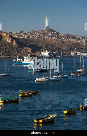 Chile, La Herredura, harbor and beach view towards Coquimbo and Cruz del III Milenio. Stock Photo