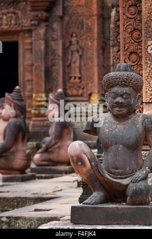 Stone sculputure sitting in front of temple Stock Photo