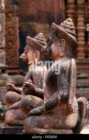 Stone sculputure sitting in front of temple B Stock Photo