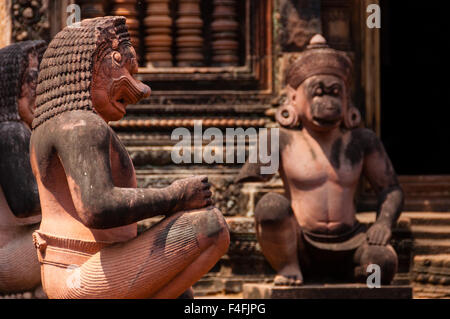 Stone sculputure sitting in front of temple B Stock Photo