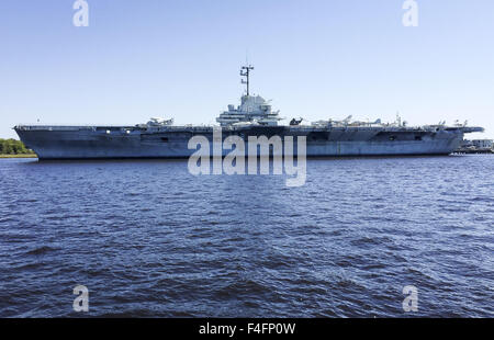 Mount Pleasant, South Carolina, USA. 16th Oct, 2015. The USS Yorktown (CV-10), a modern US Navy aircraft carrier was built to replace the original USS Yorktown (CV-5) lost during WW II's Battle of Midway is now a floating museum at Patriot's Point in Mount Pleasant, South Carolina. In the photo, the USS Yorktown can be seen from the water where she is permanently docked along with other ships and displays. © David Bro/ZUMA Wire/Alamy Live News Stock Photo