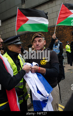London, UK. 17th October, 2015. A single Israeli protester interrupts the 'Free Palestine' protest, by brandishing an Israeli flag. Credit:  Bertie Oakes/Alamy Live News Stock Photo