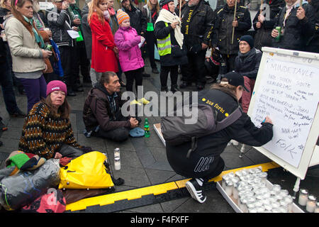 Copenhagen, Denmark, October 17th, 2015. Homeless attending UN’s “International Day for the Eradication of Poverty” in Copenhagen. At the photo people write names of homeless which have died during the year and for which a ceremony will be held at the square Credit:  OJPHOTOS/Alamy Live News Stock Photo