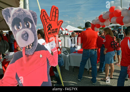 Albuquerque, NM, USA. 17th Oct, 2015. A cut out of Louie Lobo greets members of the alumni club as they celebrate before the start of the game in the parking lot of the Tailgate Section. Saturday, Oct. 17, 2015. © Jim Thompson/Albuquerque Journal/ZUMA Wire/Alamy Live News Stock Photo