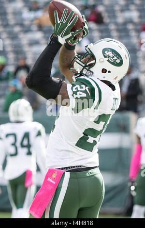 New York Jets corner back Darrelle Revis eyes the offense of the Baltimore  Ravens during an NFL game in East Rutherford, New Jersey, Monday, September  13, 2010. (Photo by Joe Rogate/Newsday/MCT/Sipa USA