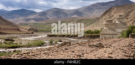 India, Jammu & Kashmir, Ladakh, Miru, Giah River flowing beside wide mani wall and chortens Stock Photo