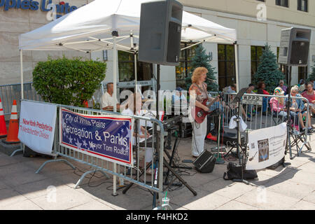 The Bijoux Music Group performs live at lunchtime at the Renaissance Park Plaza in downtown White Plains, New York. Stock Photo