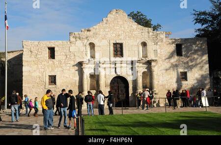 November 26, 2013 - San Antonio, Texas, United States - Tourists visit the Alamo in San Antonio, Texas on November 26, 2013. On October 17, 2015, a ceremony was held in San Antonio to officially designate the city's five Spanish colonial missions and the Ranchero de las Cabras as a World Heritage site. The missions, which include the Alamo, were approved as a World Heritage site by the United Nations Educational, Scientific, and Cultural Organization (UNESCO) on July 5 in Bonn, Germany. (Paul Hennessy/Alamy) Stock Photo