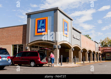 ALDI supermarket - Alexandria, Virginia USA Stock Photo