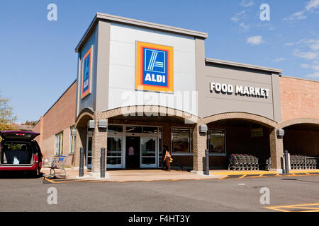 ALDI supermarket - Alexandria, Virginia USA Stock Photo