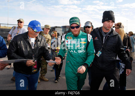 Kansas City, KS, USA. 17th Oct, 2015. Kansas City, KS - Oct 16, 2015: Dale Earnhardt Jr. (88) signs some autographs for fans prior to the start of practice for the Hollywood Casino 400 at Kansas Speedway in Kansas City, KS. © csm/Alamy Live News Stock Photo