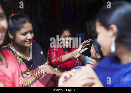 Dhaka, Bangladesh. 23rd Sep, 2015. Bangladeshi garments workers chats with each other at inside of their home, Gazipur, near Dhaka, Bangladesh. © Suvra Kanti Das/ZUMA Wire/Alamy Live News Stock Photo
