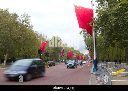 London,UK. 19th October 2015. The Mall is decorated with Union Jacks and Chinese flags ahead of the official state visit by President Xi Jinping who arrives on a four day stay to Britain as guest of Her Majesty The Queen at Buckingham Palace Credit:  amer ghazzal/Alamy Live News Stock Photo