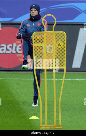 Bayer Leverkusen's Javier Hernandez pictured during training in Leverkusen, Germany, 19 October 2015. Leverkusen play A.S. Roma in the Group E match of the Champions League on 20 October 2015. PHOTO: FEDERICO GAMBARINI/DPA Stock Photo