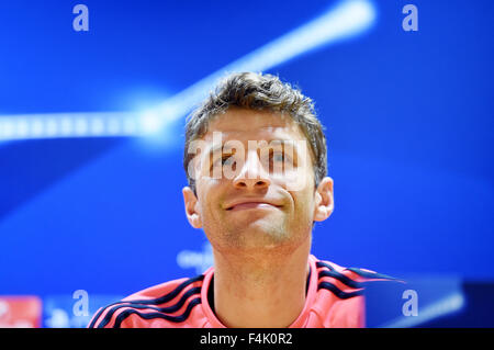 London, UK. 19th Oct, 2015. Bayern Munich's Thomas Mueller at a press conference in London, UK, 19 October 2015. Bayern Munich play Arsenal in the group stage of the UEFA Champions League on 20 October 2015. PHOTO: TOBIAS HASE/DPA/Alamy Live News Stock Photo