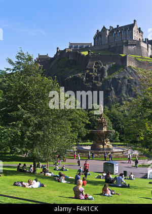 dh Princes Street Gardens PRINCES ST GARDENS EDINBURGH SCOTLAND Ross fountain Castle people sun scenes tourists in Public Park sunshine Stock Photo