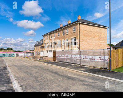 dh Building site flats REDROW HOMES UK ENGLAND New houses homes under construction build house housing for sale Stock Photo