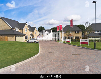 dh New housing estate REDROW HOMES UK ENGLAND Houses development with showhome sale yorkshire modern suburb property Stock Photo