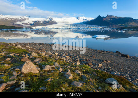 Reflection of Fjallsjokull glacier in Fjallsarlon iceberg lagoon, Vatnajokull National Park, Sudhurland, Iceland. Stock Photo