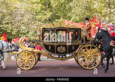 London, UK. 20th October, 2015. The Chinese President Xi Jinping travells in a carriage with HM The Queen, Queen Elizabeth II. State visit of the Chinese President Xi Jinping in London. Credit:  bas/Alamy Live News Stock Photo