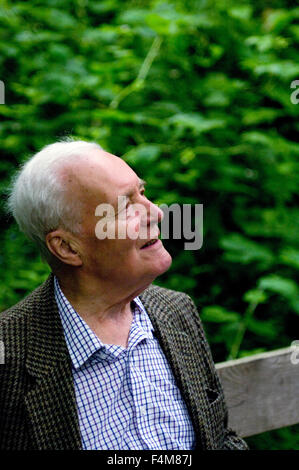 Tony Benn relaxing in Abney Park Cemetery prior to speaking at the Stoke Newington Literary Festival Stock Photo