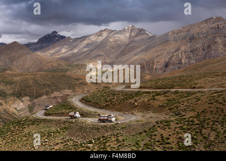 India, Jammu & Kashmir, Ladakh, Indian Oil tankers on hairpin bends up to Nakeel La pass on Leh-Manali highway Stock Photo