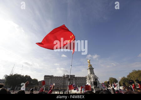 London, UK. 20th Oct, 2015. A flag is raised before Buckingham Palace in London , UK, 20th October 2015. The President of the Peoples Republic of China, Mr Xi Jinping and his wife, Madame Peng Liyuan, are paying a State Visit to the United Kingdom as guests of The Queen. Credit:  CPRESS PHOTO LIMITED/Alamy Live News Stock Photo