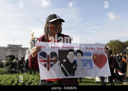 London, UK. 20th Oct, 2015. A girl raises a catoon with Xi Jinping and his wife Peng Liyuan for taking photos in London , UK, 20th October 2015. The President of the Peoples Republic of China, Mr Xi Jinping and his wife, Madame Peng Liyuan, are paying a State Visit to the United Kingdom as guests of The Queen. Credit:  CPRESS PHOTO LIMITED/Alamy Live News Stock Photo