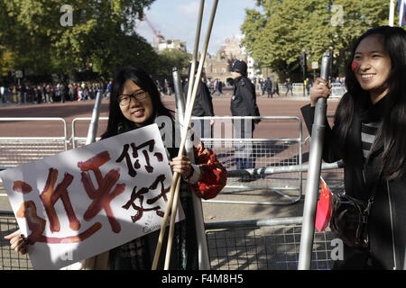 London, UK. 20th Oct, 2015. Young person raises a brouchure with Chinese words ' Hello, Jingping'   in London , UK, 20th October 2015. The President of the Peoples Republic of China, Mr Xi Jinping and his wife, Madame Peng Liyuan, are paying a State Visit to the United Kingdom as guests of The Queen. Credit:  CPRESS PHOTO LIMITED/Alamy Live News Stock Photo