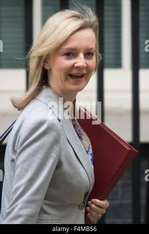 Environment Secretary Elizabeth Truss meeting pupils at Barnes Primary ...