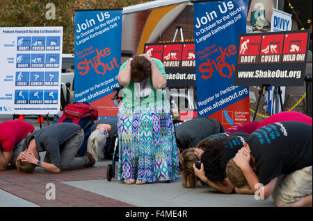 Los Angeles, California, USA. 15th Oct, 2015. Volunteers demonstrate what to do in an earthquake during a drill in Los Angeles, California, USA, 15 October 2015. Experts predict that California will be hit by a massive earthquake at some point in the future. Photo: Marcus Teply/dpa/Alamy Live News Stock Photo