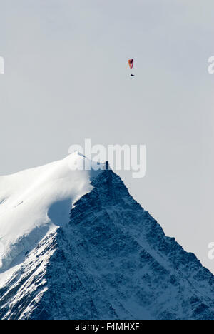 Para glider pilot soaring high  over the summit of Aguille de Bionssay Stock Photo