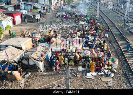 People are living under extrem conditions in huts made from iron sheets and blankets at Dharavi Slum, the second largest slum ar Stock Photo