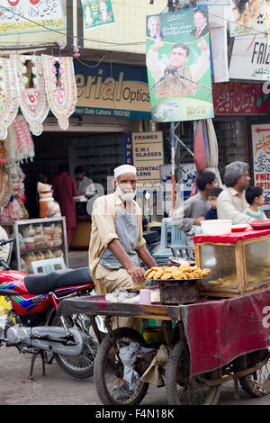 street food vendor selling samosas at Anarkali bazaar in Lahore Stock Photo