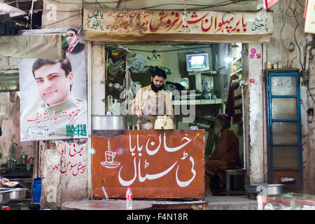 Street tea vendor at the Anarkali bazsar Stock Photo