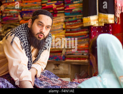 Vendor and client bargaining at the Anarkali bazar Stock Photo