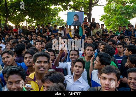 Hundreds of fans gather at the gate of Shahrukh Khan's villa at his birthday in the suburb Bandra Stock Photo
