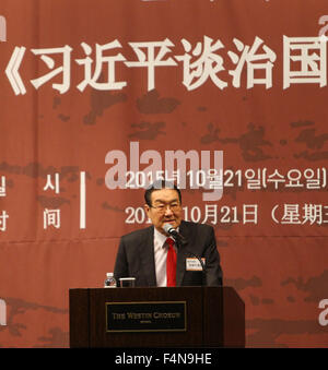 Seoul, South Korea. 21st Oct, 2015. Lee Sei-kee, president of the South Korea-China Friendship Association, addresses the release ceremony of the Korean version of Chinese President Xi Jinping's book on governance in Seoul, South Korea, Oct. 21, 2015. The Korean version of Chinese President Xi Jinping's book on governance was released here on Wednesday. 'Xi Jinping: The Governance of China', which compiles the Chinese leader's major works between November 2012 and June 2014, contains 79 speeches, talks, interviews, notes and letters. © Yao Qilin/Xinhua/Alamy Live News Stock Photo