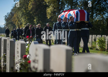 Duerbach, Germany. 21st Oct, 2015. Troops of the British Royal Air Force Queen?s Colour Squadron carry the coffin of a British Lancaster JB221 crew member to its final resting place on the British war cemetery in Duerbach, Germany, 21 October 2015. The remains of crew members of the Royal Air Force, who were shot down over Germany during World War II 72 years ago, were recently found and recovered by unsalaried volunteers. PHOTO: MATTHIAS BALK/dpa/Alamy Live News Stock Photo