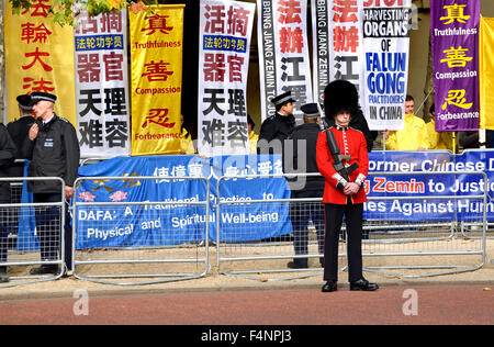 London Oct 20th 2015. Police and soldier on duty in The Mall as Chinese President Xi Jinping starts his London visit, 2015..... Stock Photo