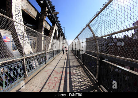 Couple walking on Manhattan Bridge New York City Stock Photo