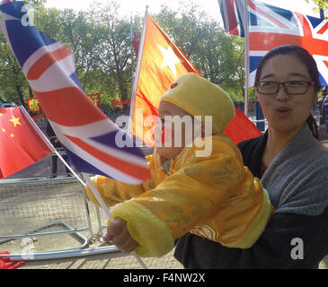 Pro Chinese supporter  with child   lining  the  Mall to greet   the Chinese President Xi Jinping ,  who has meeting with the Queen at Buckingham Palace during his four-day visit to the UK Stock Photo