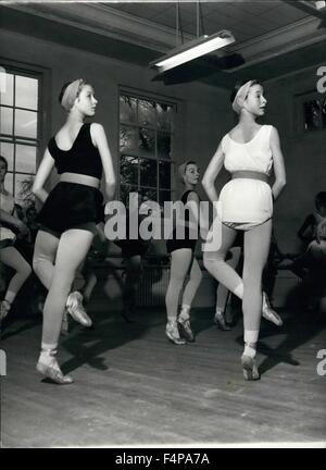 1965 - Sadler's Wells Ballet School In A Royal Home ''Centre Point'' - during Class IV in the Pavlova Studio at White Lodge. © Keystone Pictures USA/ZUMAPRESS.com/Alamy Live News Stock Photo